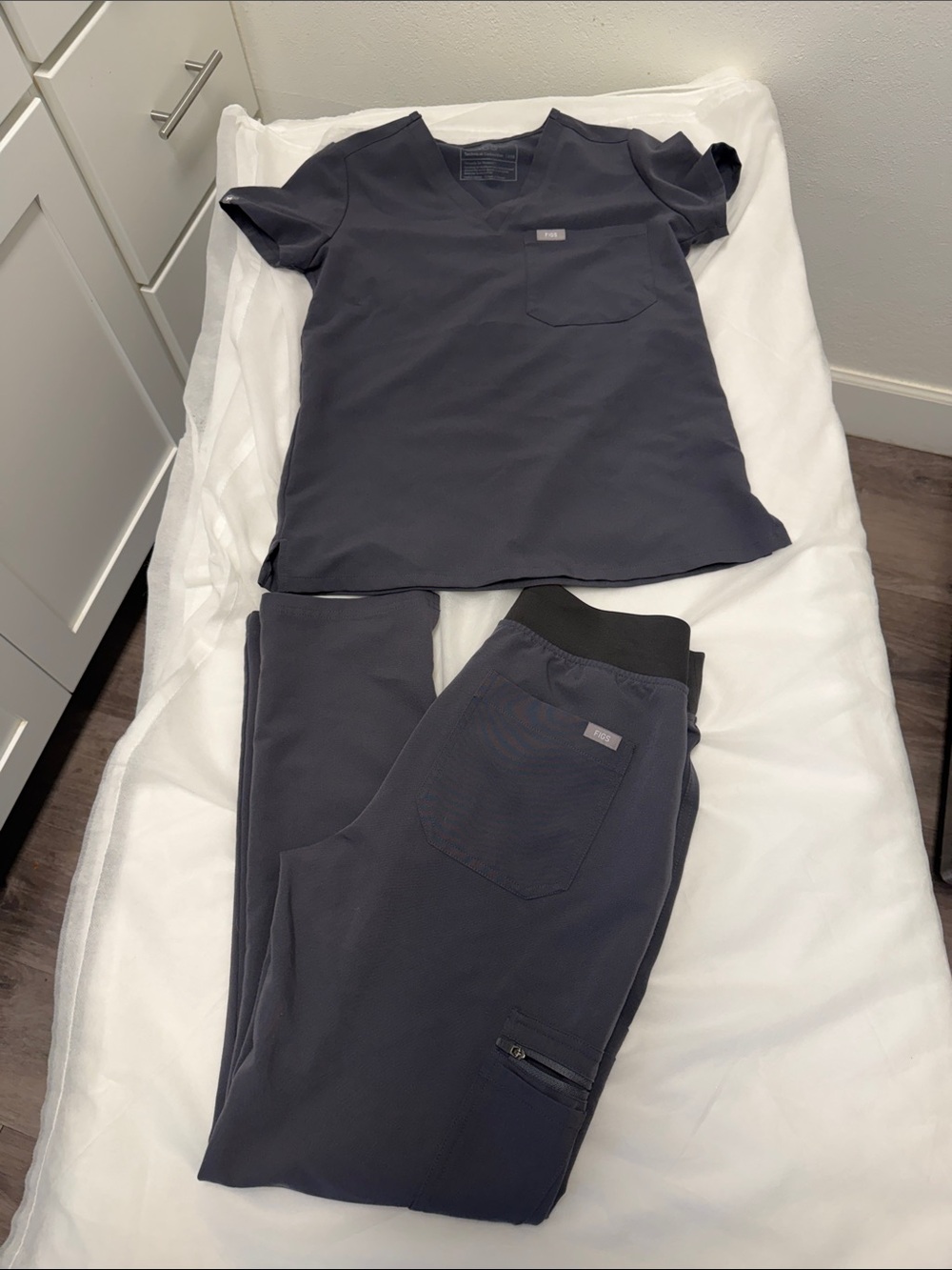 Figs Charcoal V-Neck Scrub Top with Zip Cargo Joggers pants size S, blouse XXS
